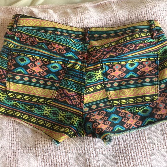 Colorful shorts - Picture 3 of 3
